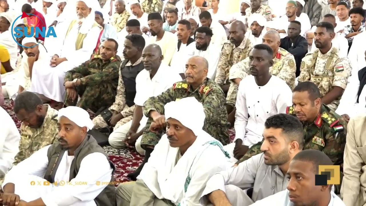 رئيس مجلس السيادة ونائبه يؤديان صلاة عيد الأضحى المبارك بمسجد بورتسودان العتيق