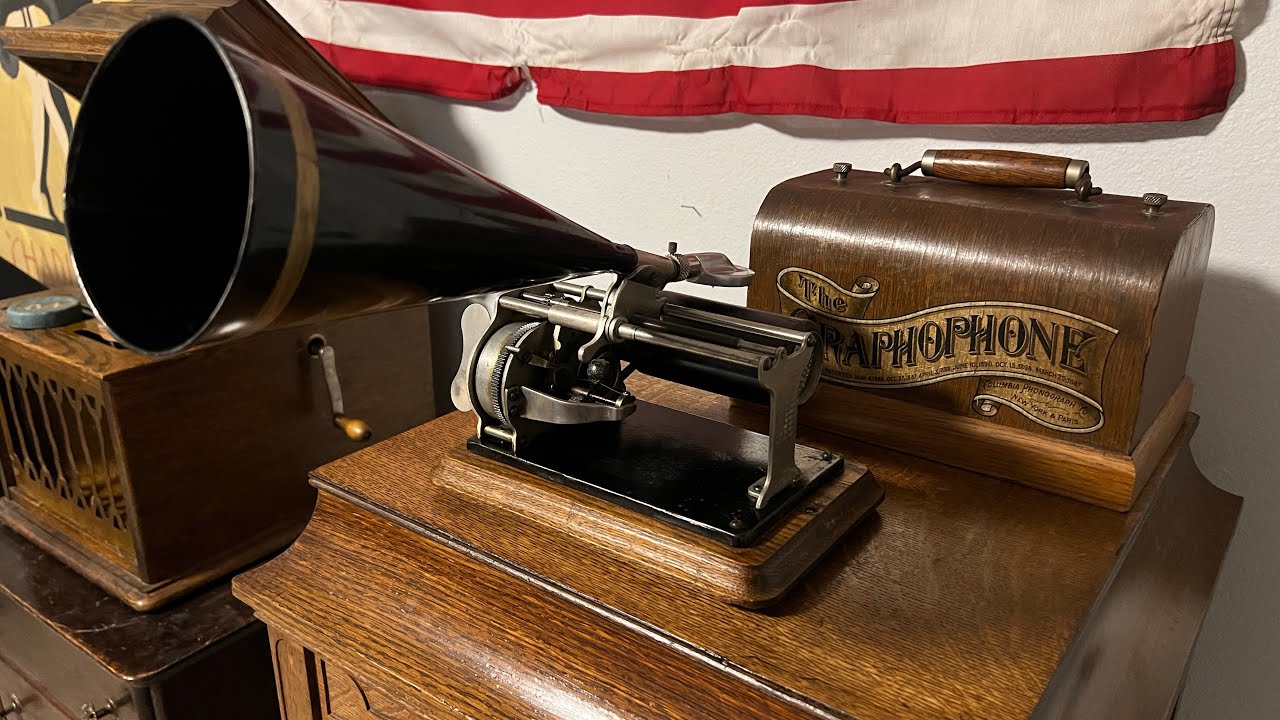 Demonstration of an early 1901 Columbia “Q” phonograph and playing a cylinder.