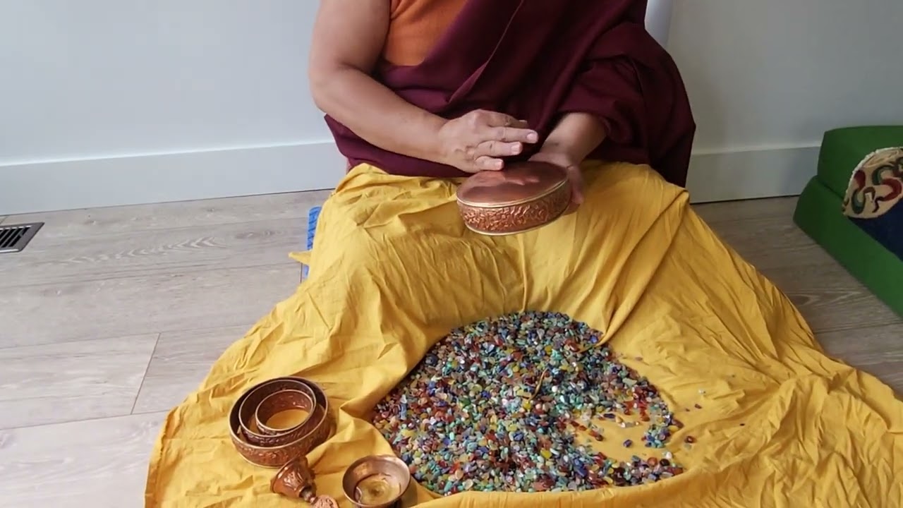 long Mandala Offering (1), continue by (2) https://youtu.be/-HwFdlzLrc0长版供曼达盘教学第一部分