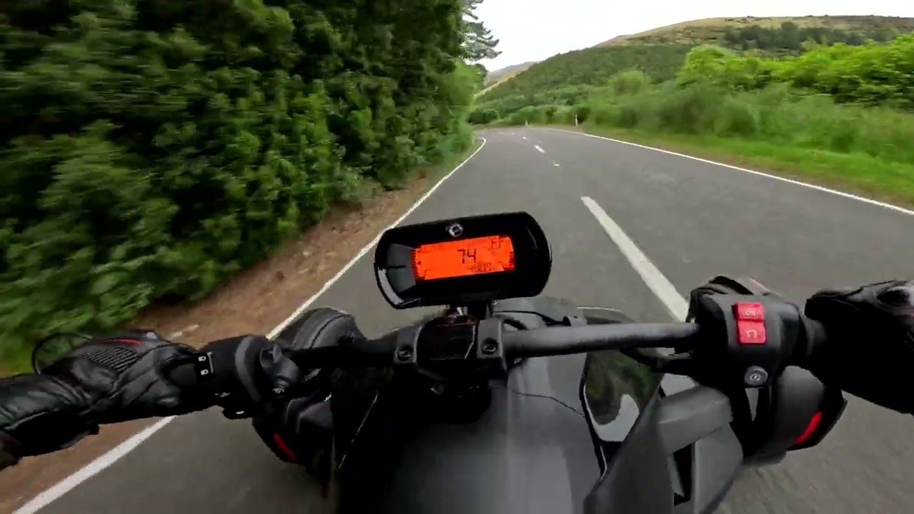 The Ryker and GSXR750 take a run on some of our favourite roads. Merry Xmas to all 🎅🌲☃️😁👍[Ryker 900
