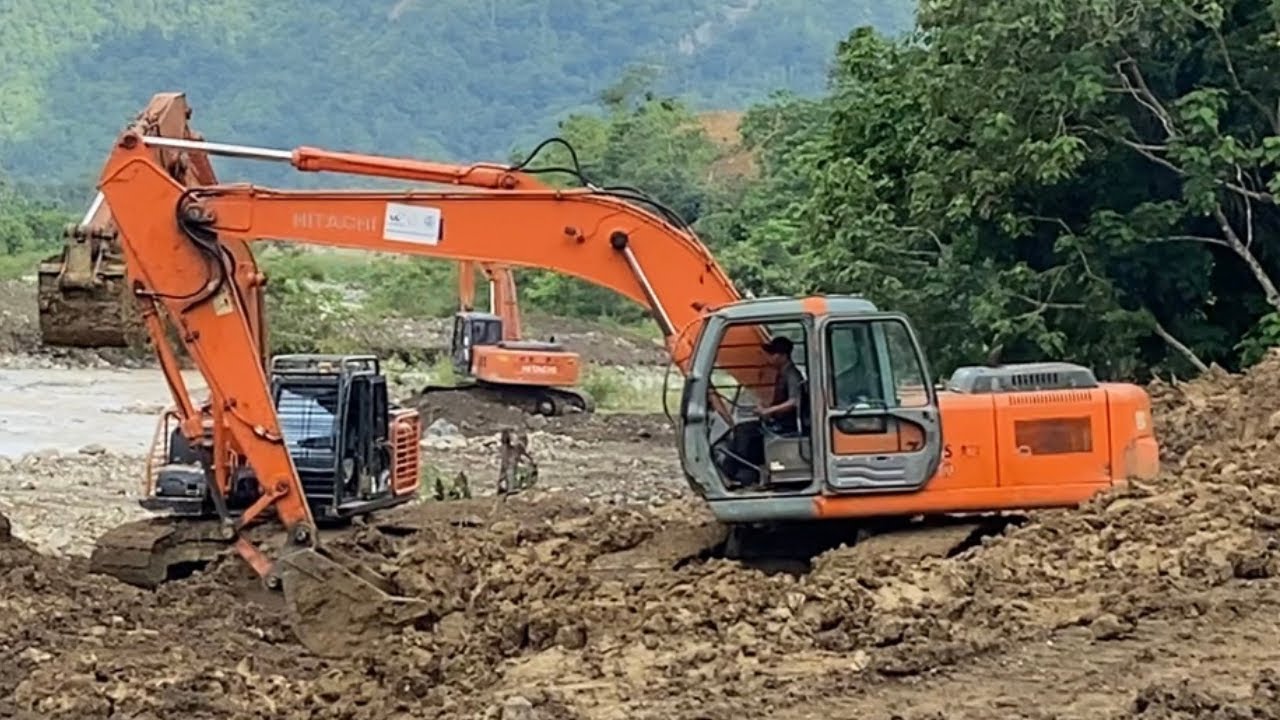 Hitachi Zaxis 210 excavator digging