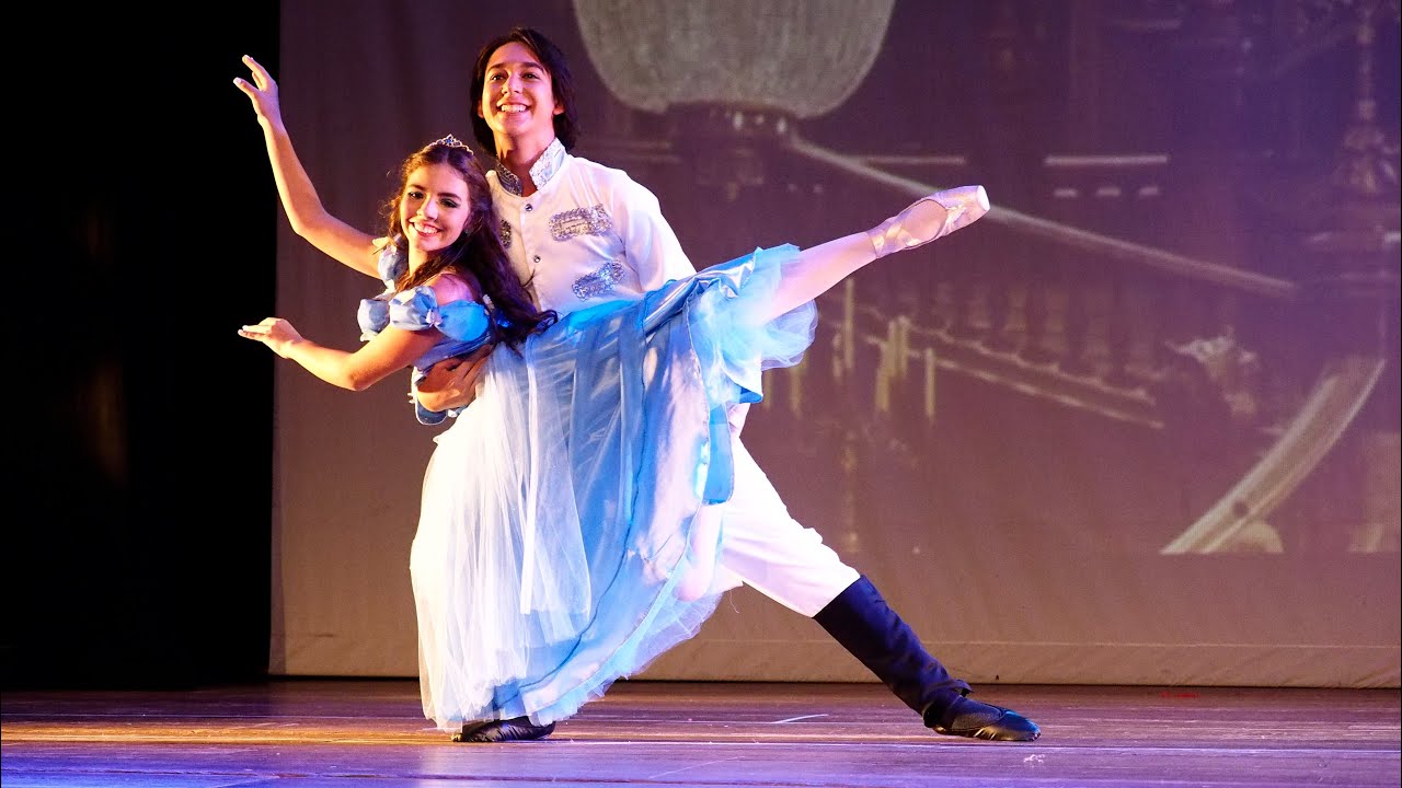 Cena 19: Maravilhosa Valsa da Cinderela! Pas de deux de Ballet Clássico no Musical Cinderella.