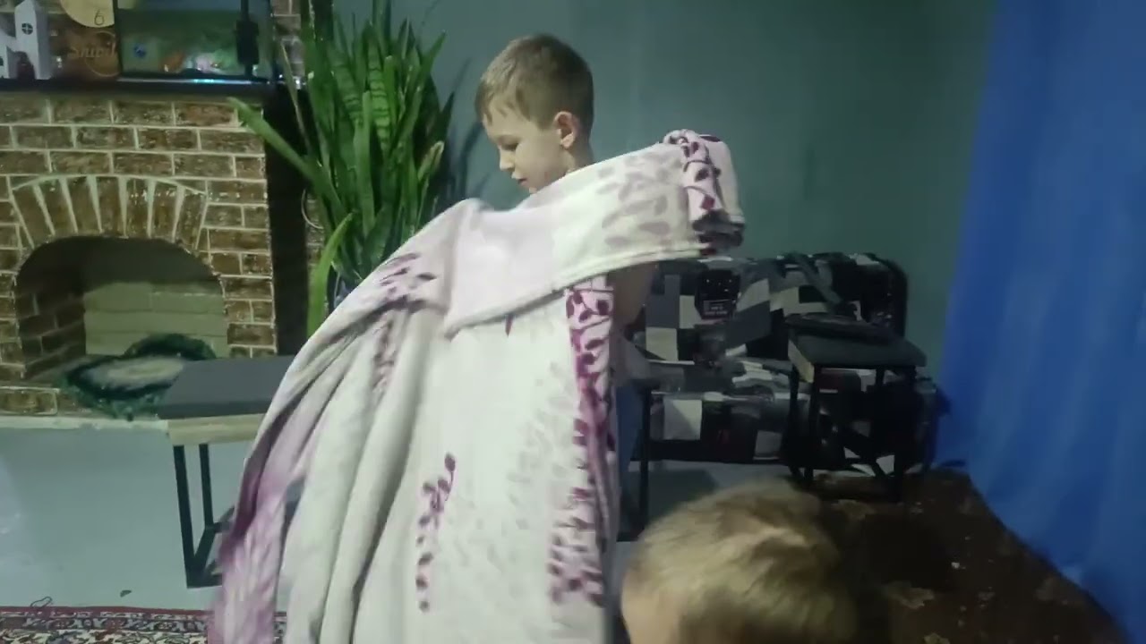 Марк Эммануэль стоит домик из пледов #маркэммануэль #топ 