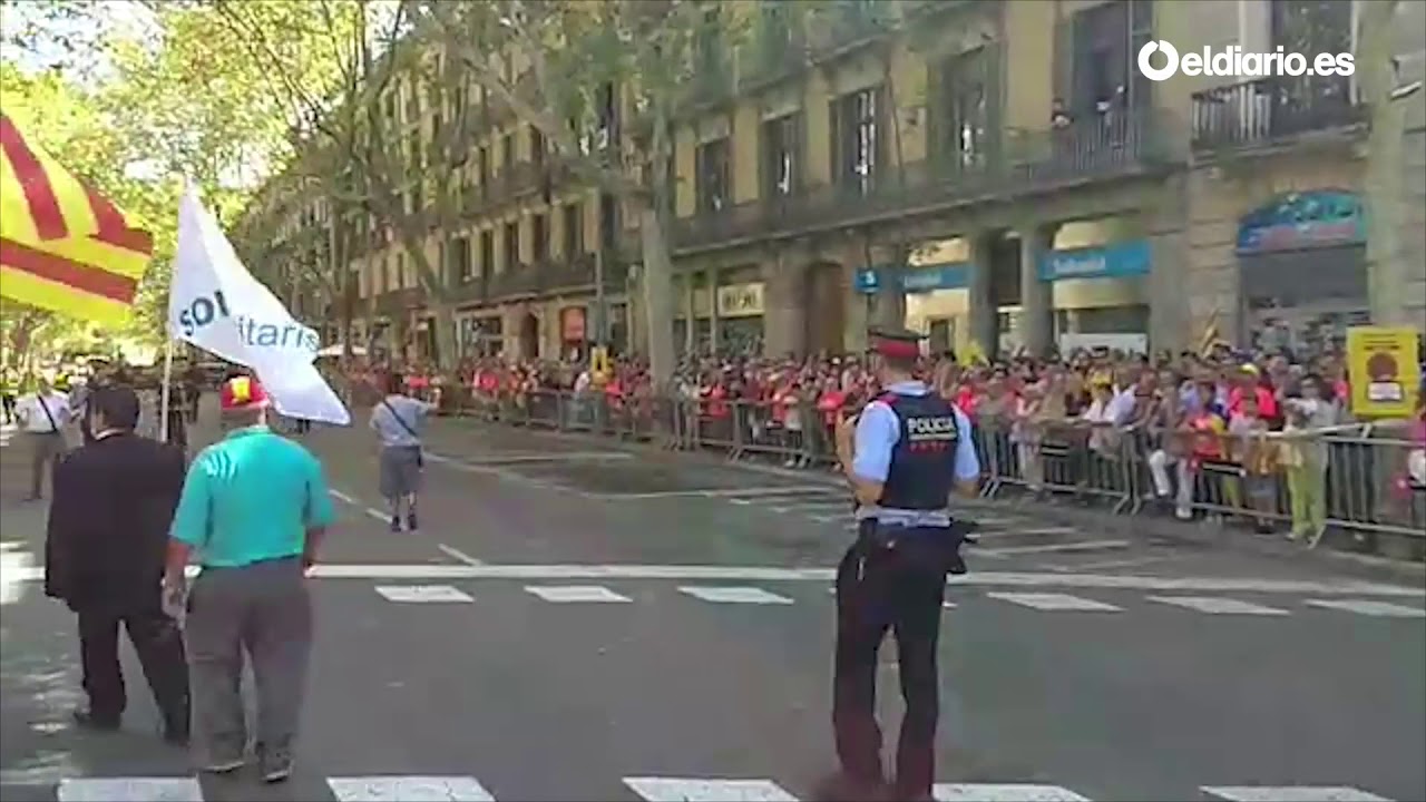 Abucheos a grupos de extrema derecha en la ofrenda floral de la Diada