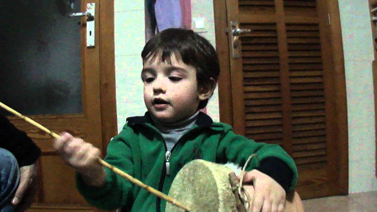 Adrià cantant amb la ximbomba