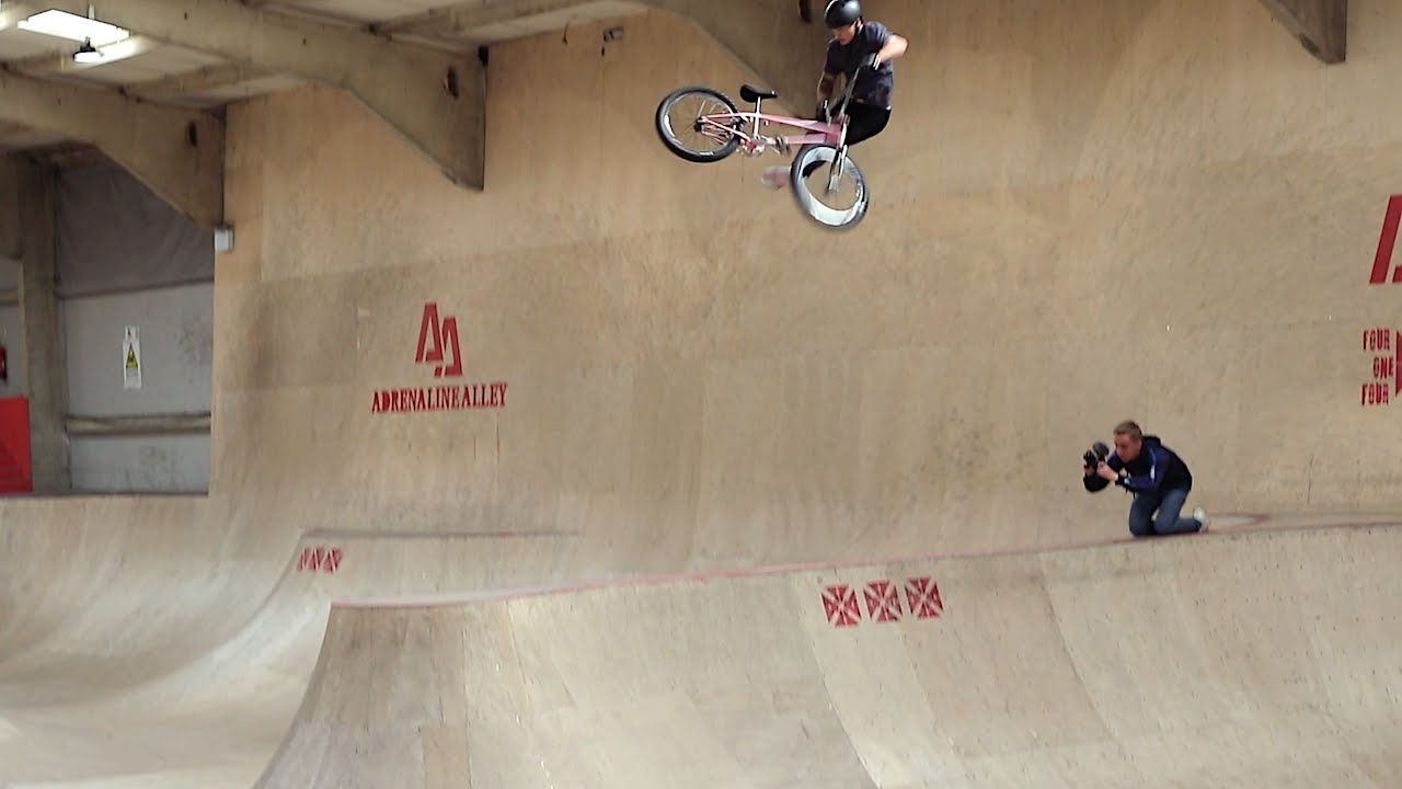 Парень выполняет невозможный трюк! 900 Tailwhip!