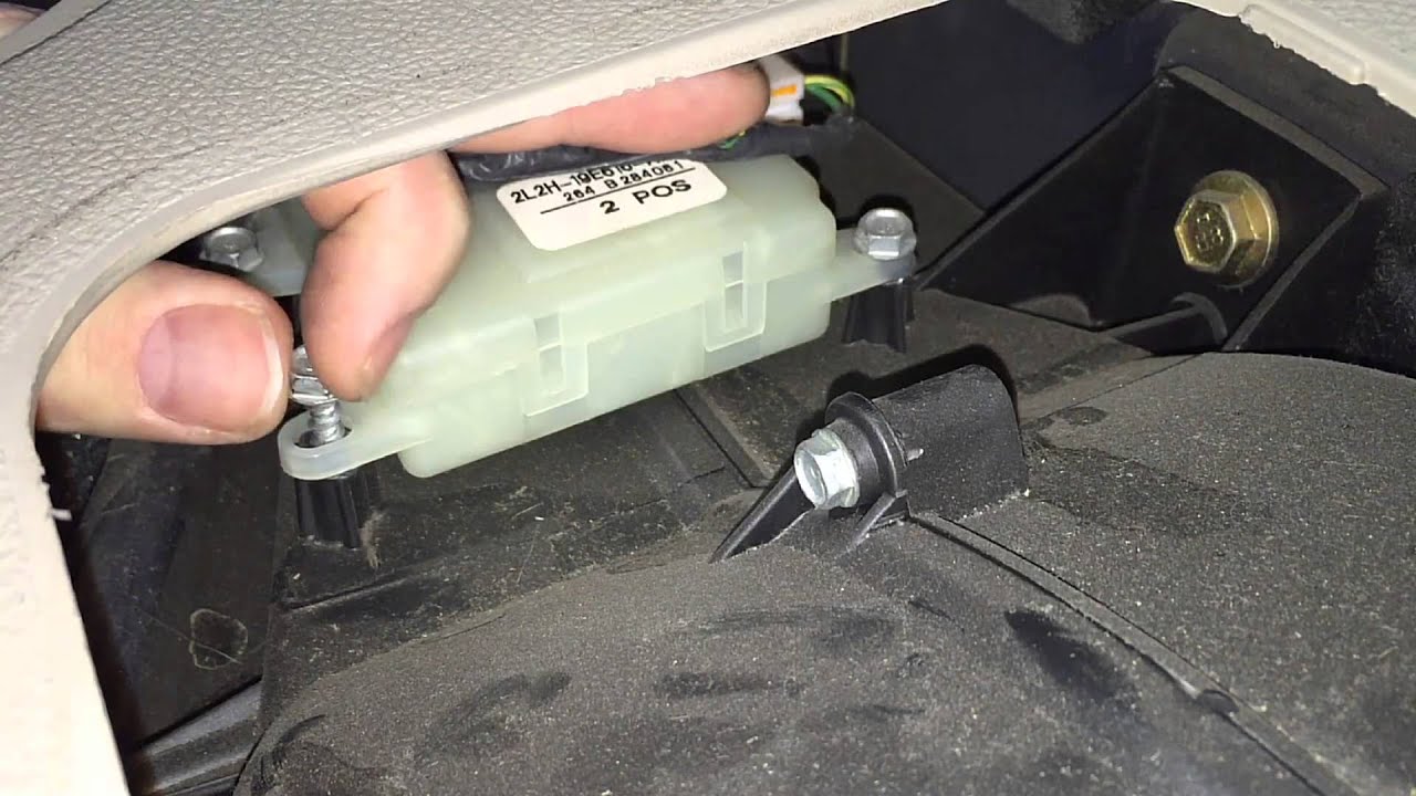 2003-2006 Ford Expedition: Rear HVAC Air Distribution Actuator Clicking Fix