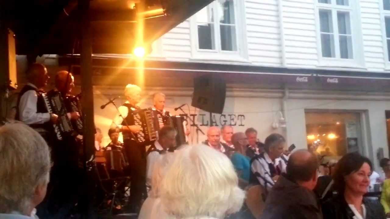 Lindesnes Trekkspillklubb - Hvalfangervalsen & Vigelandsvalsen (Mandal Sentrum 20.07.2013) (HD)