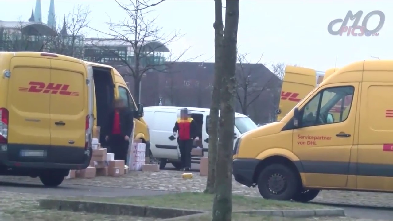 DHLPaketboten werfen Patkete &uuml;ber Parkplatz