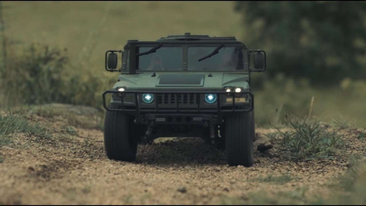 1/10 RC Humvee (HMMWV) - Two chicks going crazy!