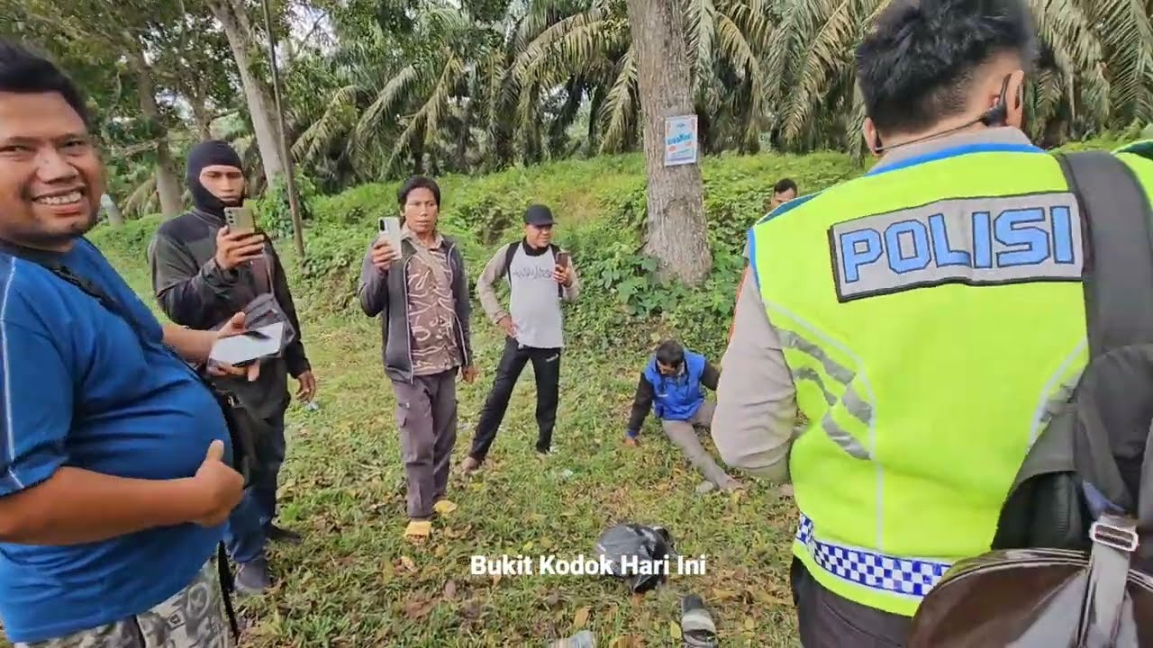 Detik Detik Sepeda Motor Terjatu Pengendara Sampai Bersujud.Truck Senggol Truk,Evakuasi Truk Trbalik