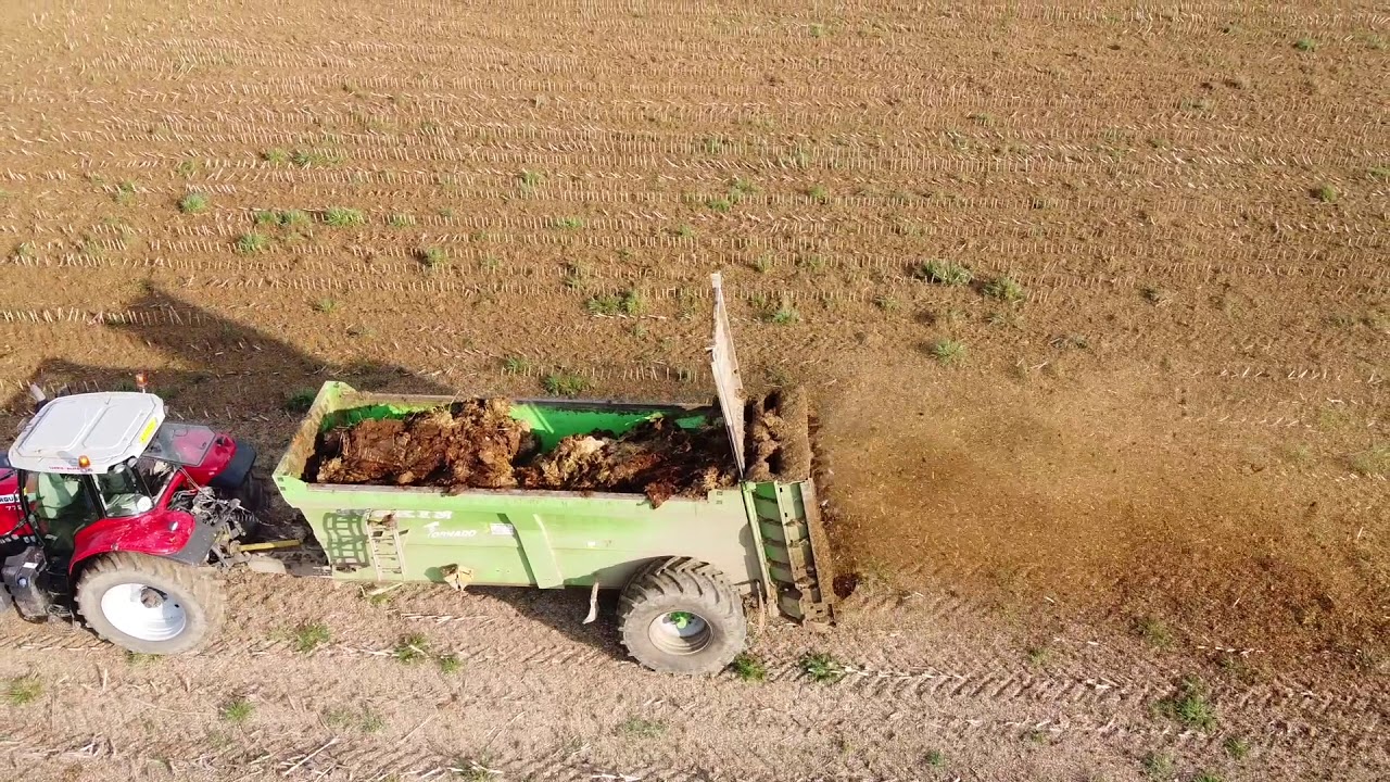 Mistreuen mit MF 7727 und Joskin Tornado 3