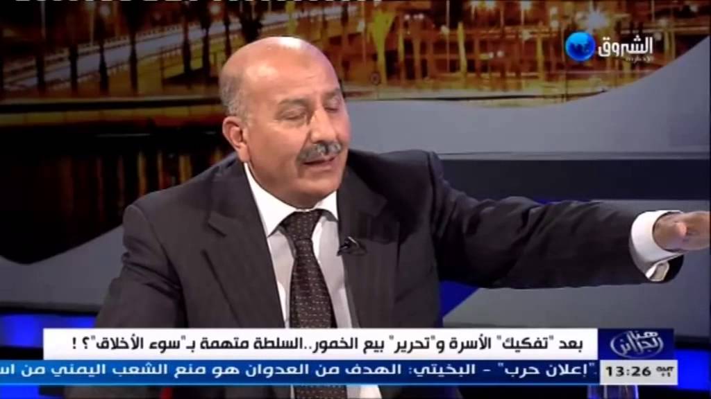 شيات يدافع على بيع الخمور و يحاول ضرب الشيخ حمداش بكأس