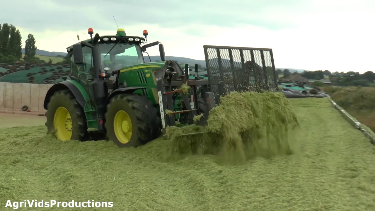 John Deere 6215R Buckraking
