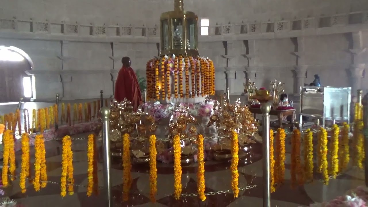 เข้านมัสการและเวียนปทักษิณรอบพระบรมสารีริกธาตุ ที่Buddha Samyak Darshan Museum and Memorial Stupa