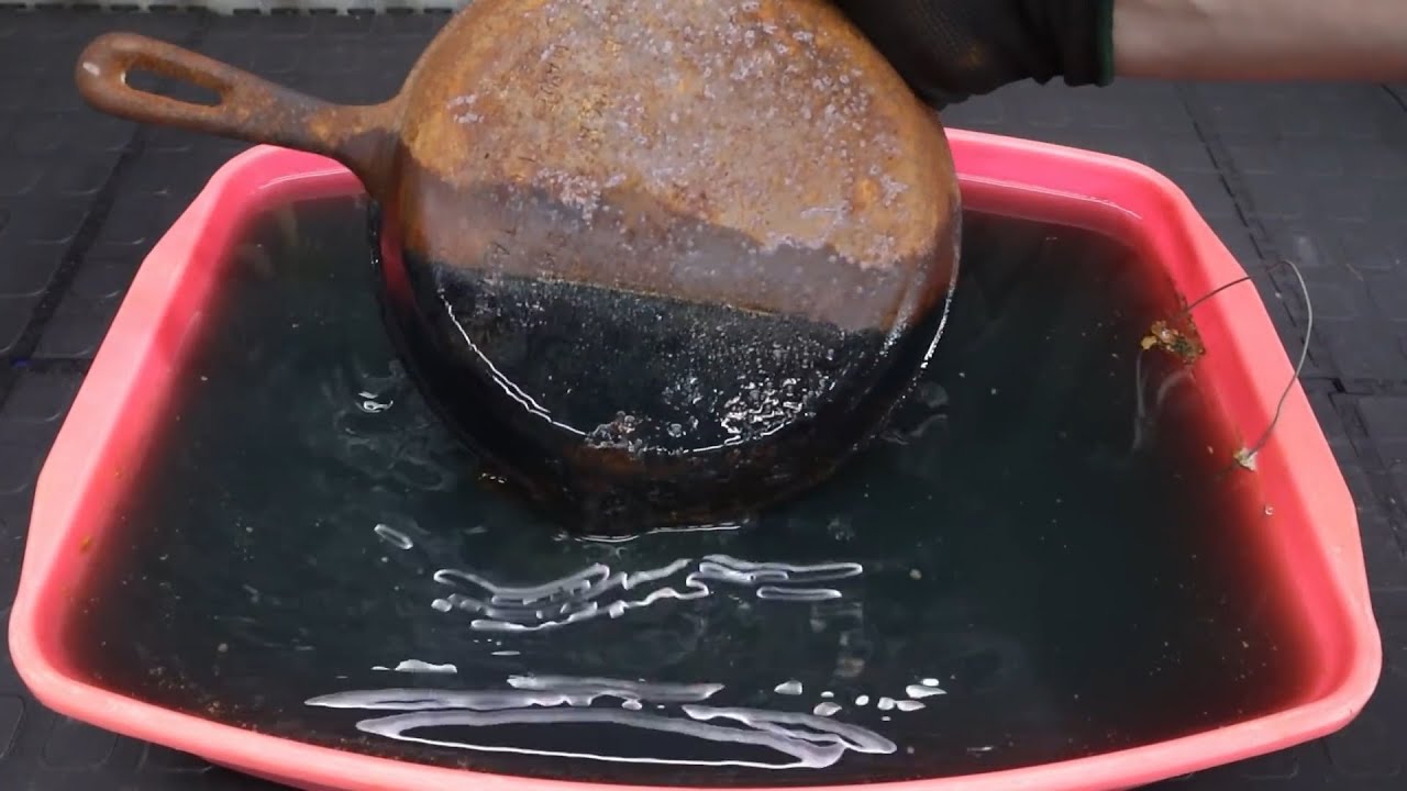 神奇的&ldquo;电解除锈&rdquo;？生锈的锅放在水里通电，有趣的一幕发生了！