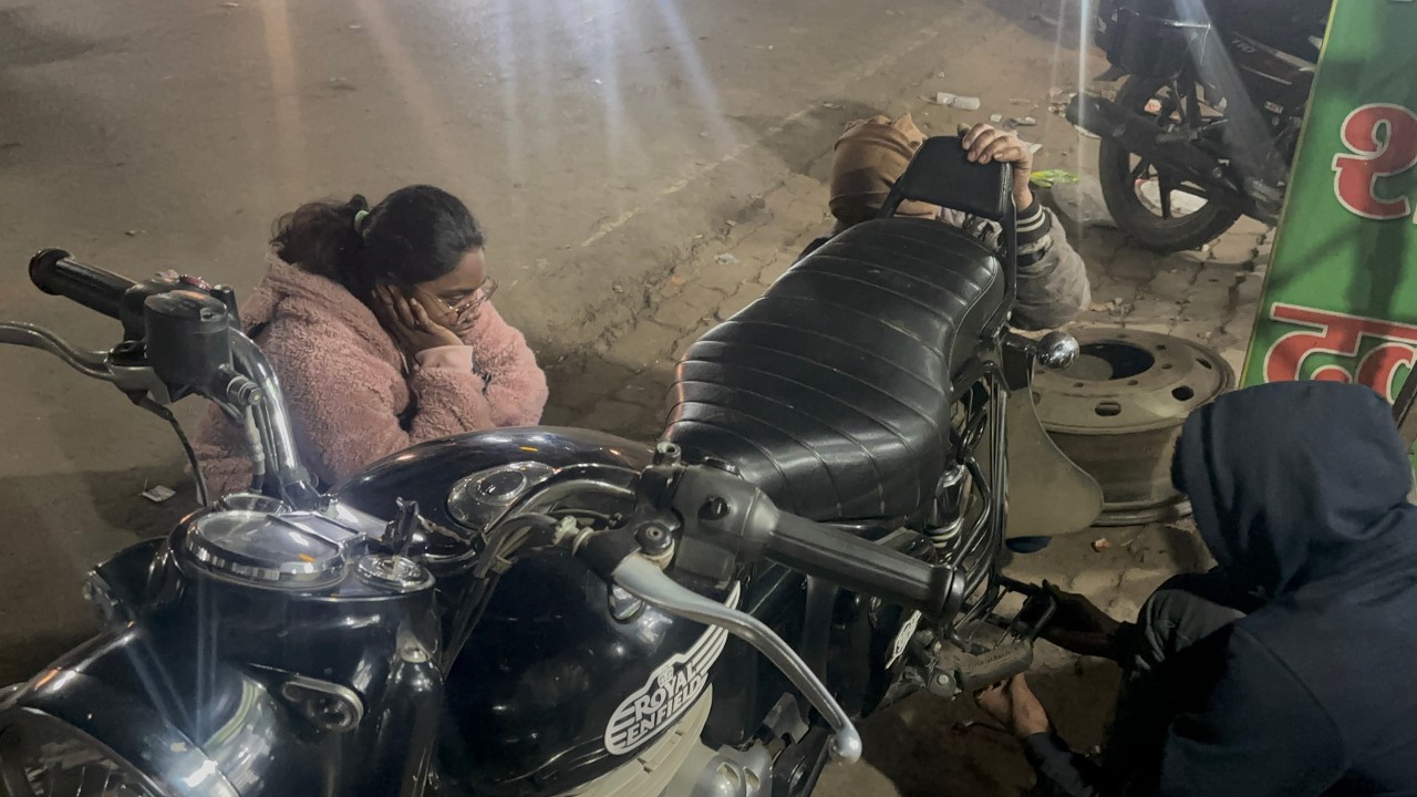 Mary ka Bullet ho gaya Puncture | Roadside Tyre Repair | Real Moto Life