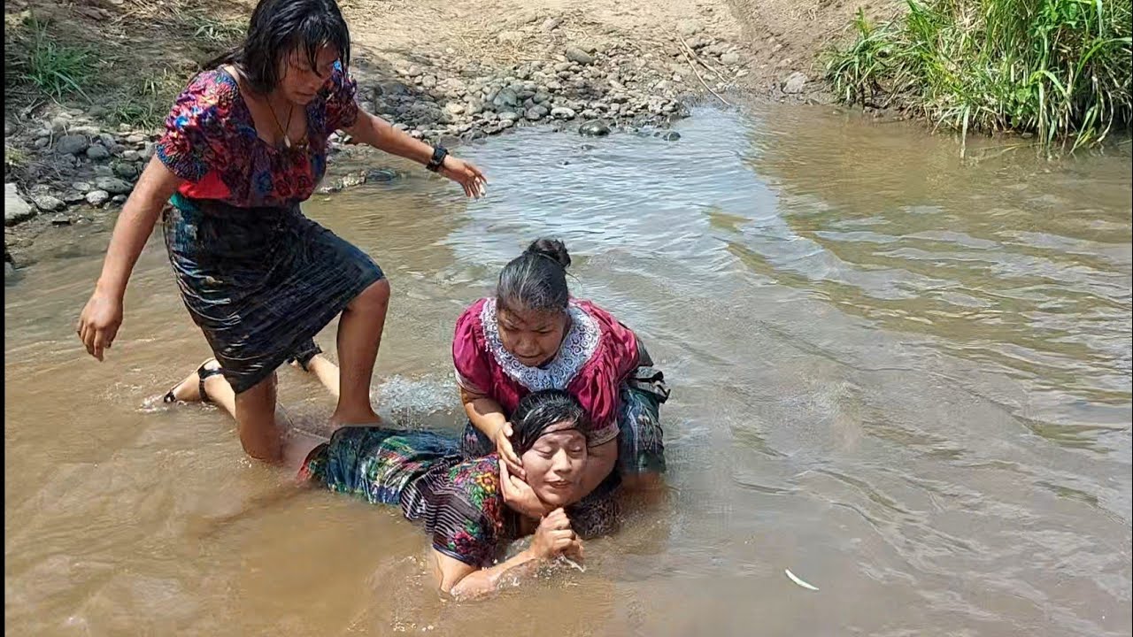 Por el probIema del terreno las vecinas maIvada M@tan  sin imaginar las consecuencias