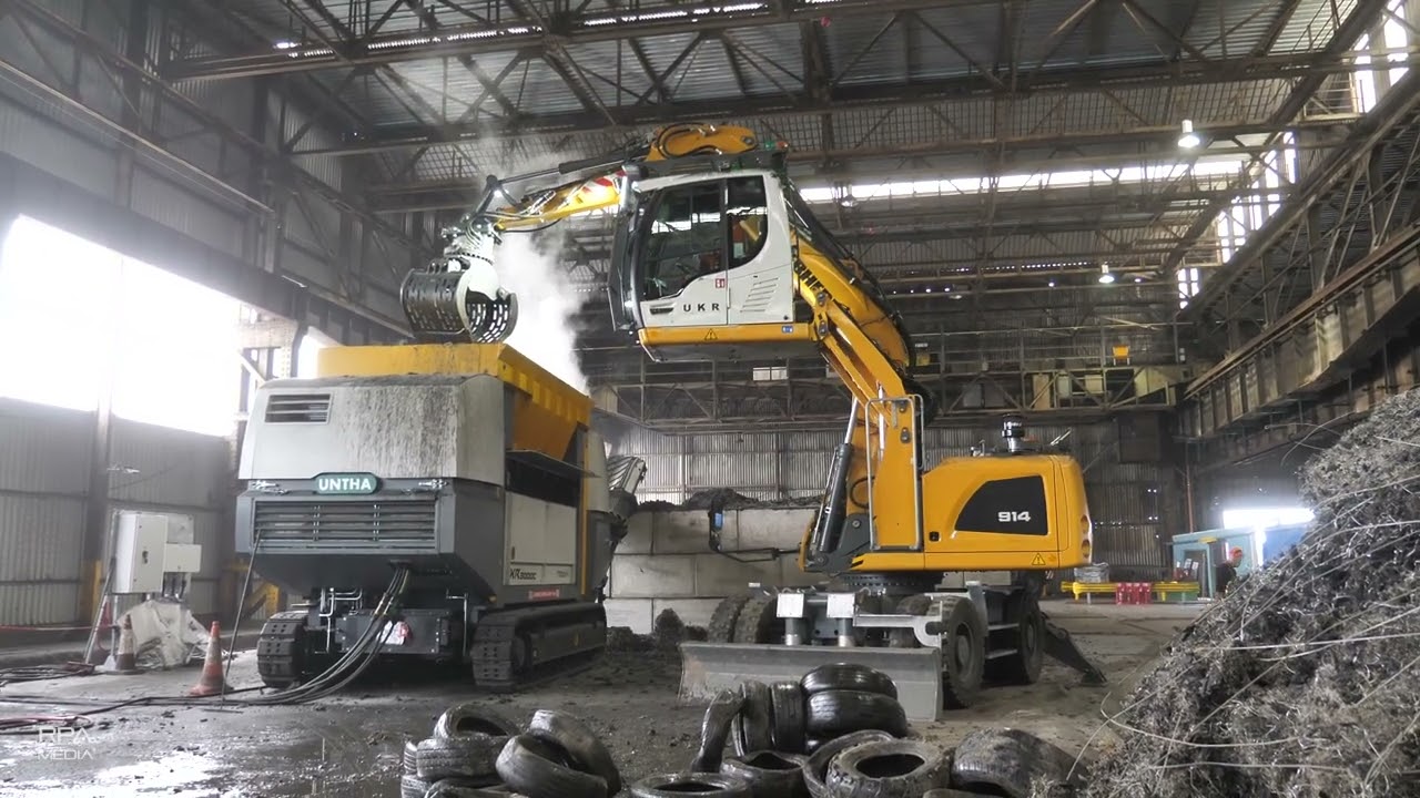 Liebherr A914 material handler