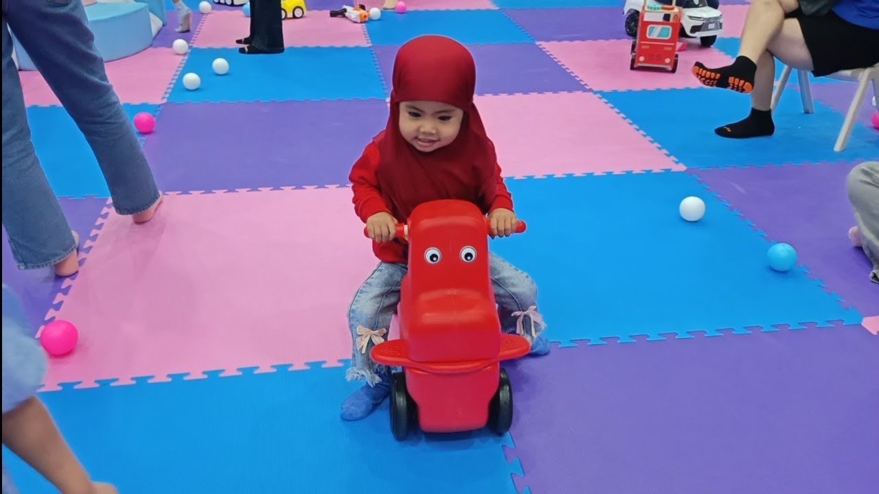 Serunya Si Kecil Naik Motor-Motoran Pertama Kali! 🛵💖 | Main Seru di Playground