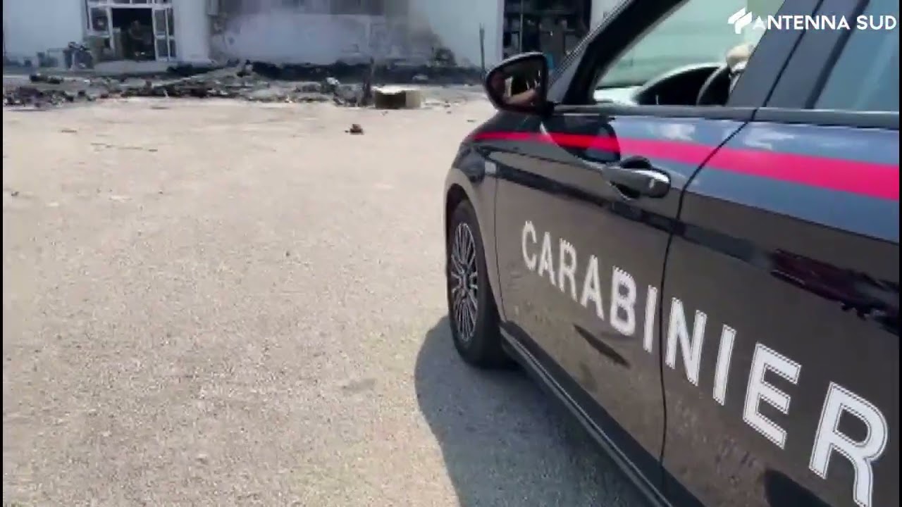 8 agosto 2022 - Taranto, incendio in un capannone nel rione Tamburi