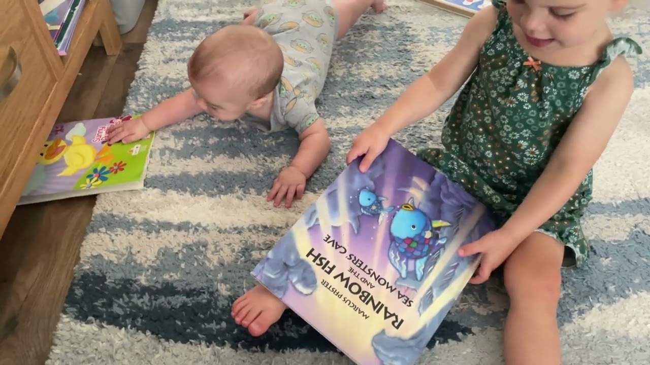 Близнецы обожают своего младшего брата.