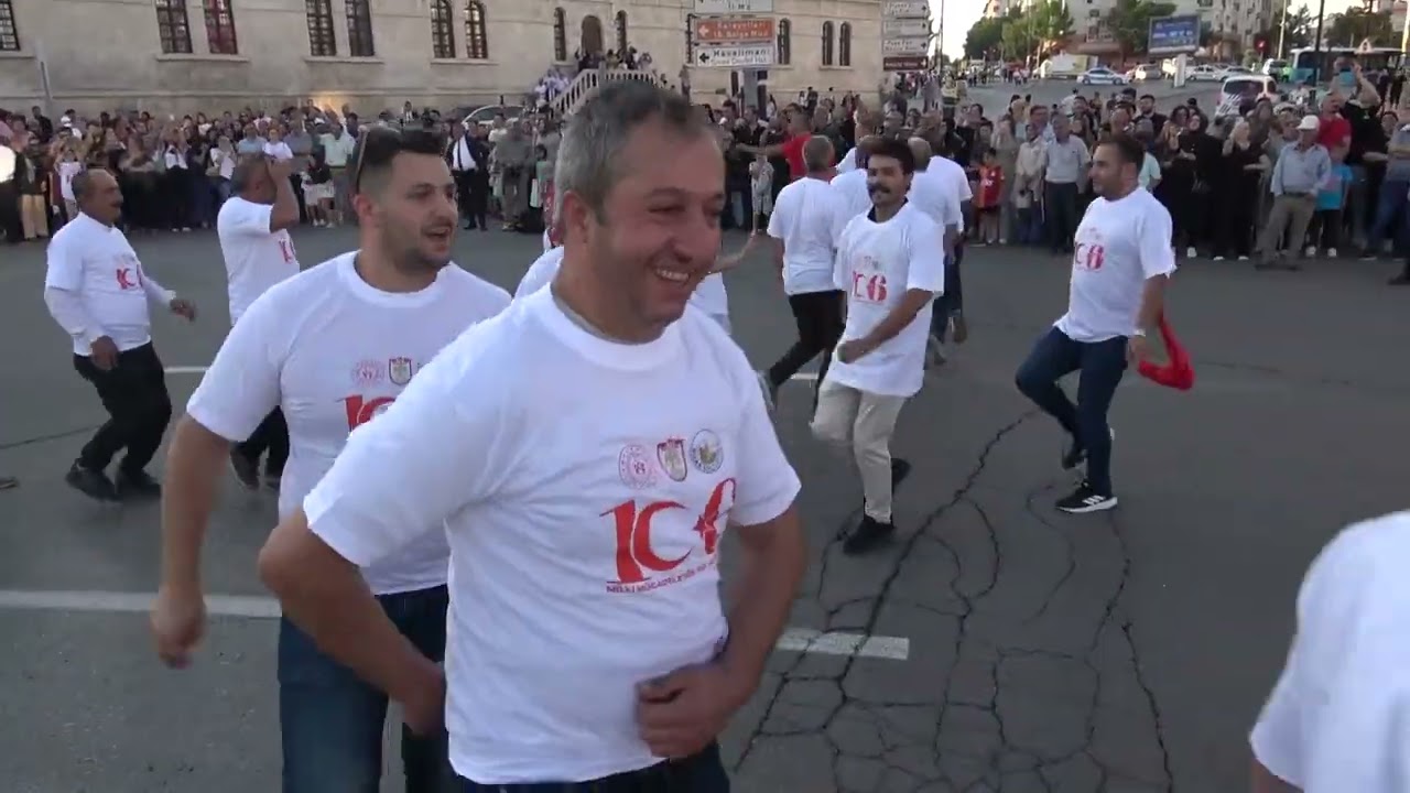 Sivas'ta 1058 Kişi Halay Çekti