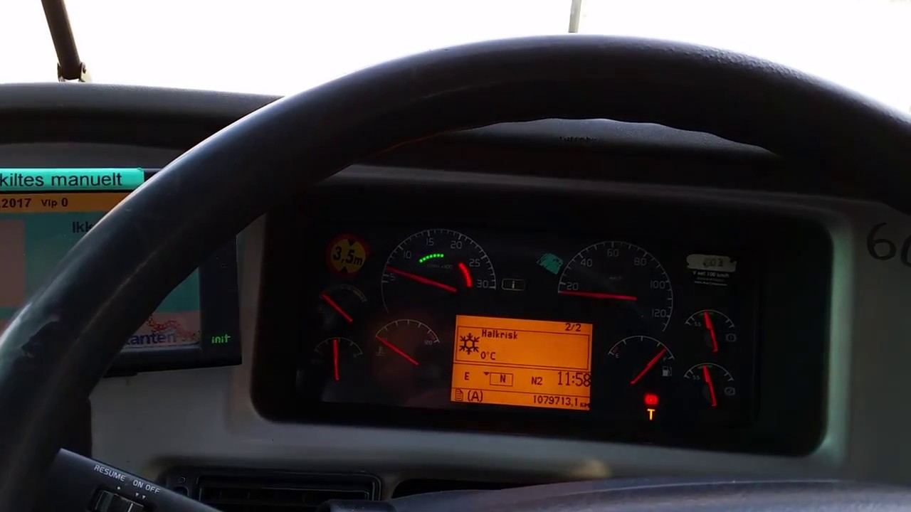 Revving a Volvo B12M/9700 (BRILLIANT SOUNDING ENGINE)