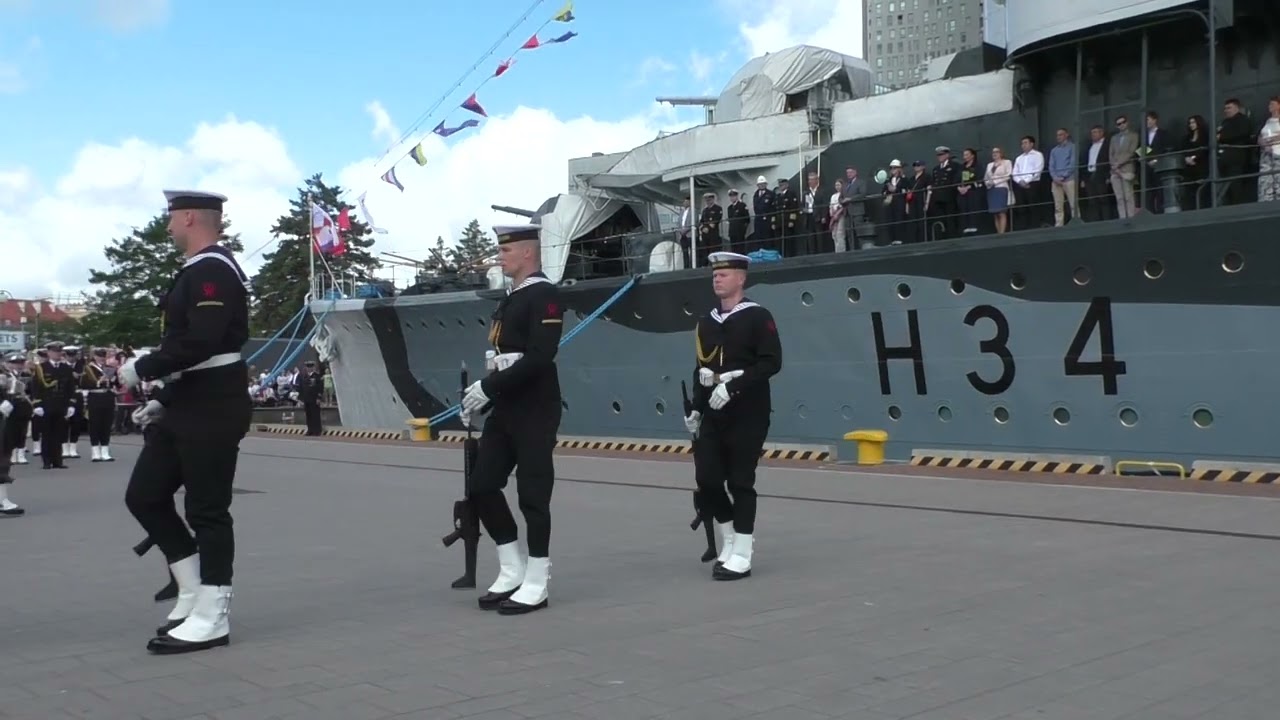 Gdynia. Dzień Marynarki Wojennej i Dzień Stoczniowca. Pokaz musztry paradnej.