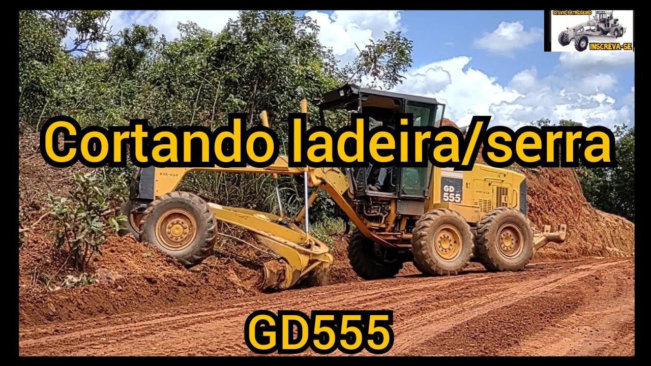 Komatsu GD555 cortando ladeira /Motoniveladora /Grader niveleuse motoconformadora patrola
