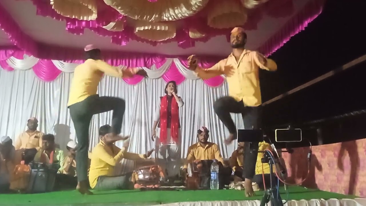 ಇಂಡಿ ತಾಲೂಕಿನ ತಿಂಡಿ ಗಾಯಕಿ / suchitra akka basnala /#funny#kannada #comedy #trending#malujaanapadaloka