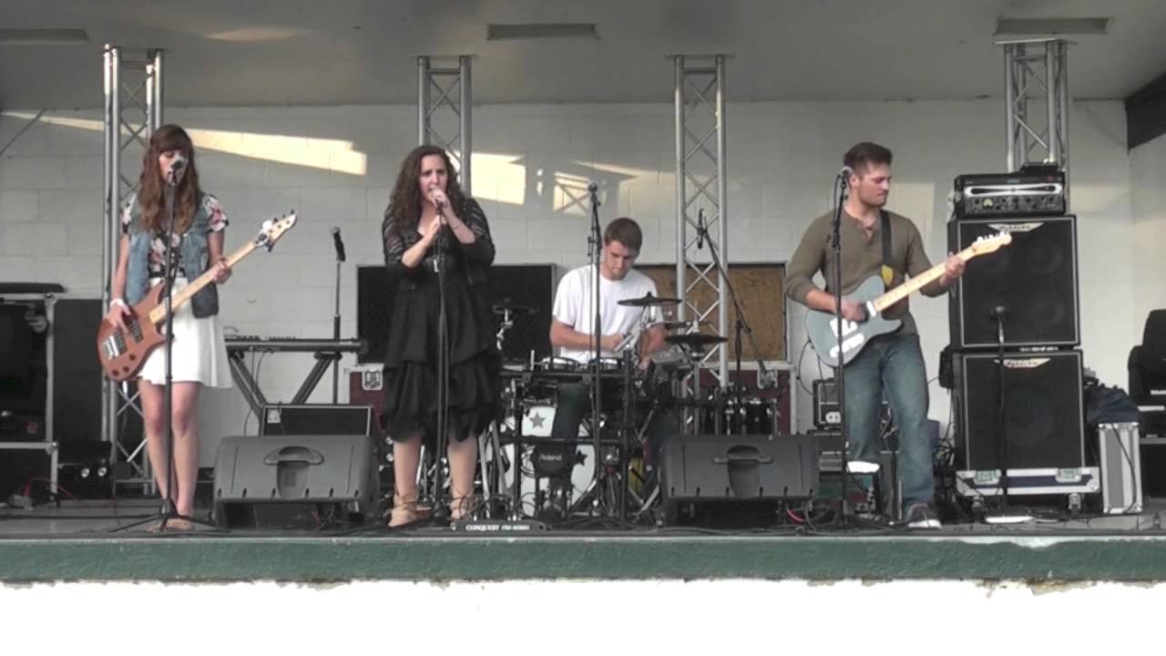 Whitney Clapper sings Blow'in Smoke at Summer Sounds