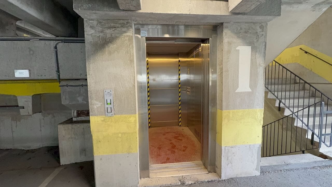 Kista Sweden: Epic  DEVE Hydraulic Elevator in a Garage with and without inner doors!