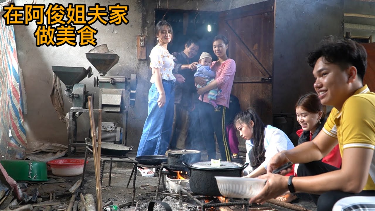 團隊去越南農村趕集市場買很多肉和菜，在阿俊姐姐家吃個暖飯。