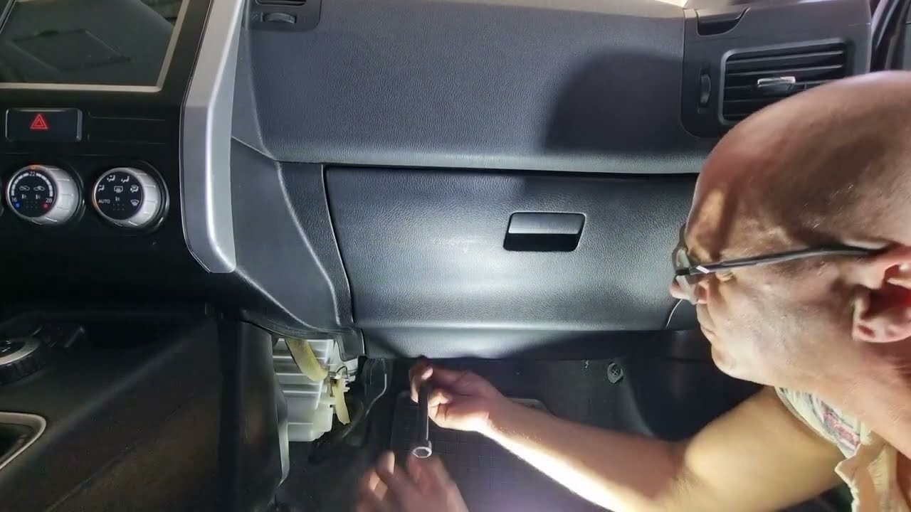 Nissan X-Trail T31 - Glove Box Remove/Refit