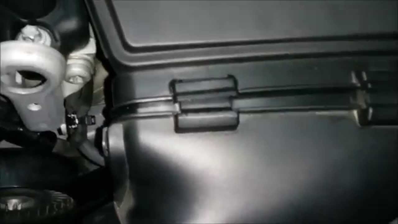 MB W203 M271 - Desmontar tubo de canalizacion del airea hacia el filtro