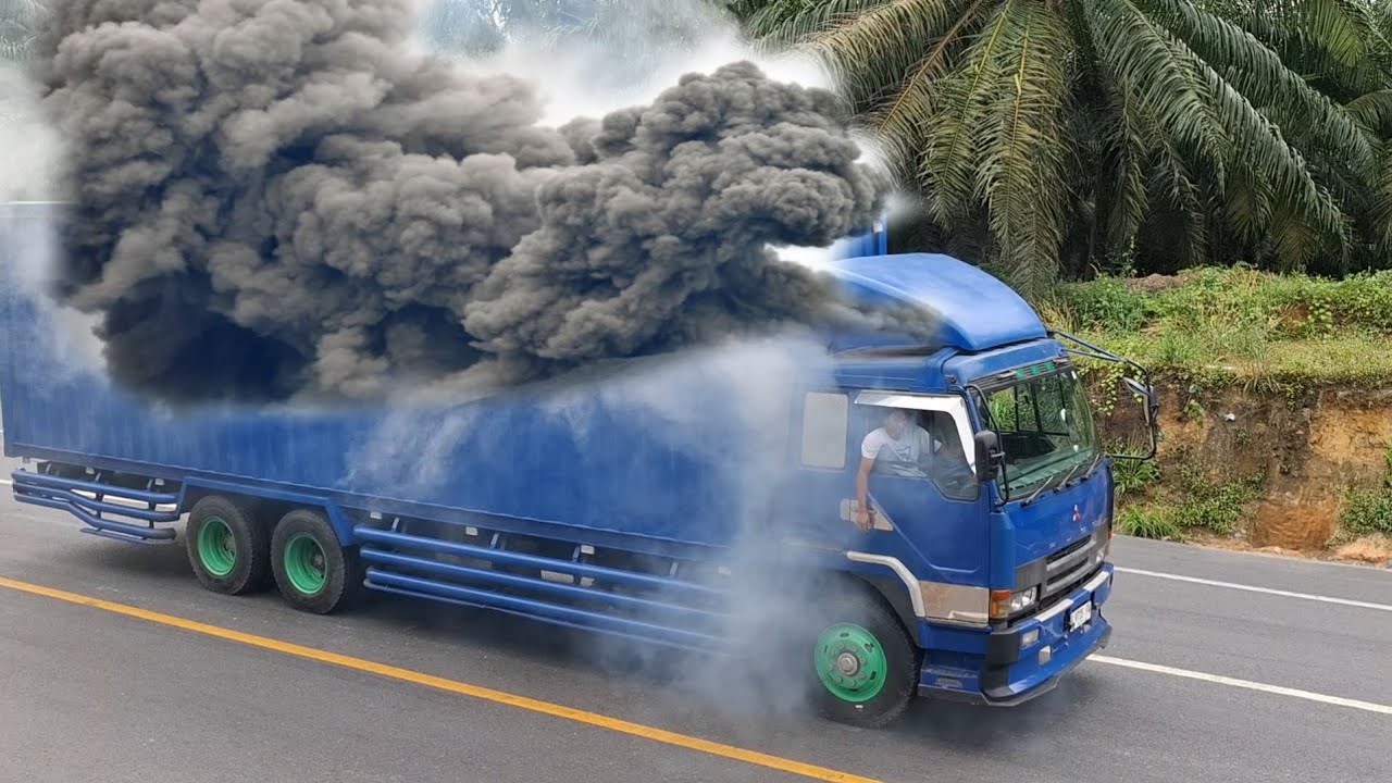Asap Tebal Keluar Dari Truck Akibat Slang Oli pecah 