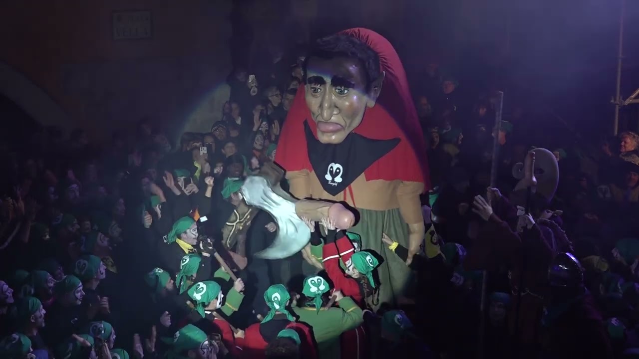 Torelló celebra el Pullassu tot i la parada pel vent