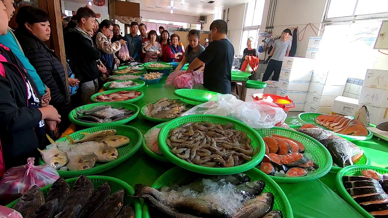 永安漁港之花~~親切大方的年輕小姐姐，看她是怎樣拍賣海鮮的 Amazing seafood auction Yong an Fish Harbor