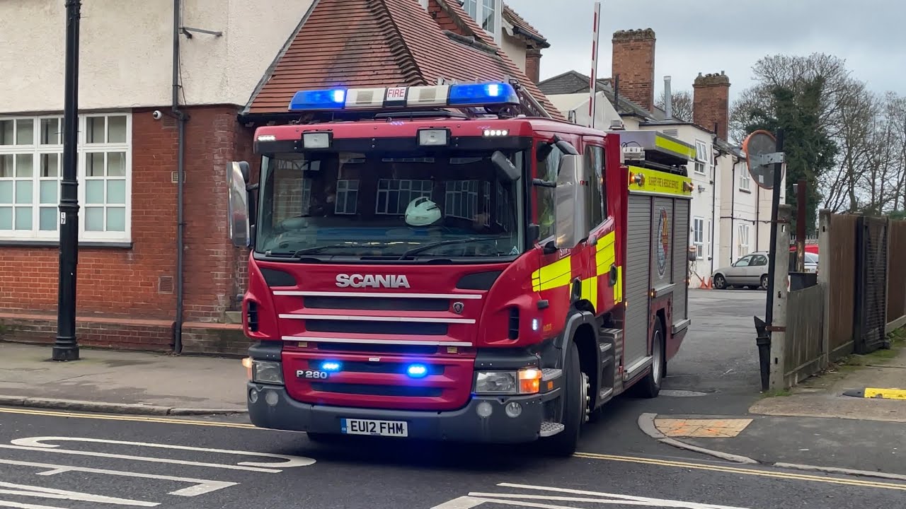 S17P1 - Surrey Fire & Rescue Epsom Pump Turnout from Banstead Fire Station