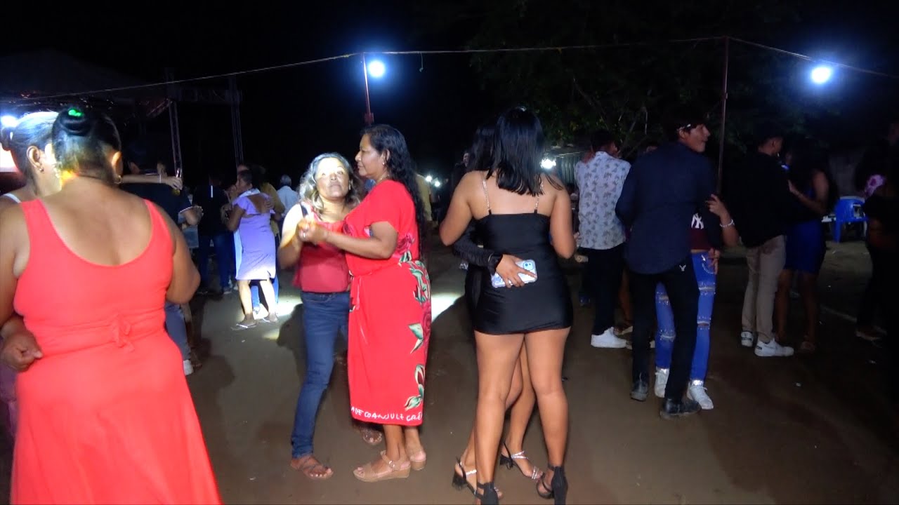 Mira como bailan los corridos en la Costa