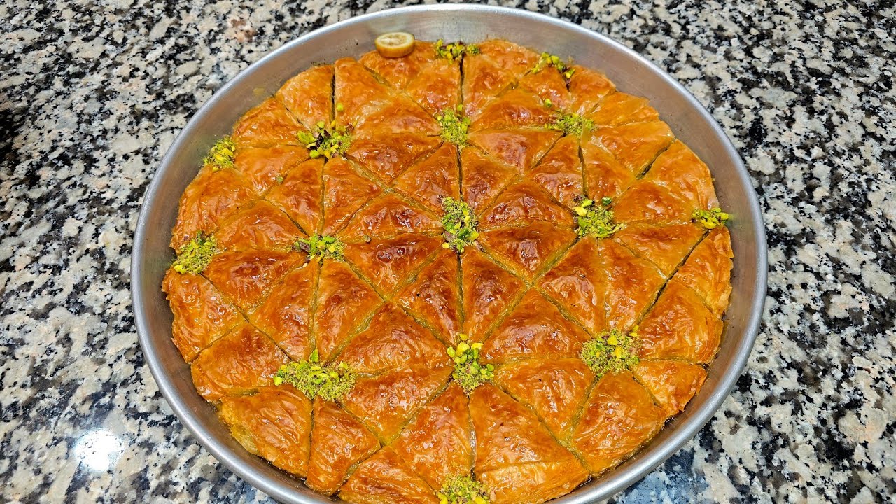 PRATİK VE GÖSTERİŞLİ YAPIMIDA BİR O KADAR KOLAY BAKLAVA TARİFİ . 
