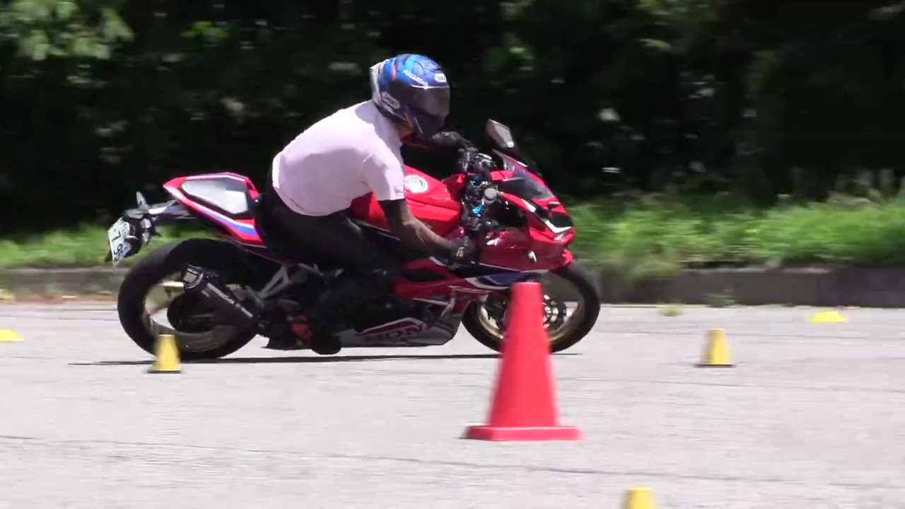 まだバイクの軸に乗ることを意識していない動画