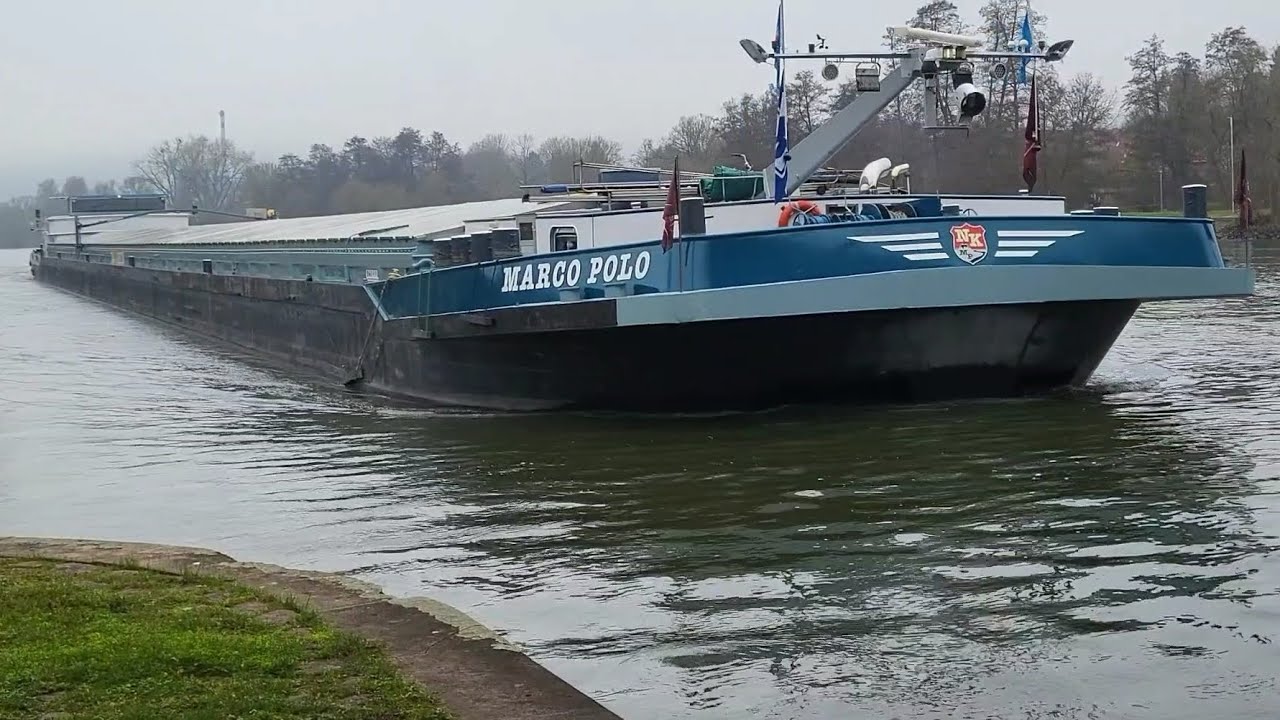 135-Meter-Frachter Marco Polo unter der alten Mainbrücke in Lohr zu Berg