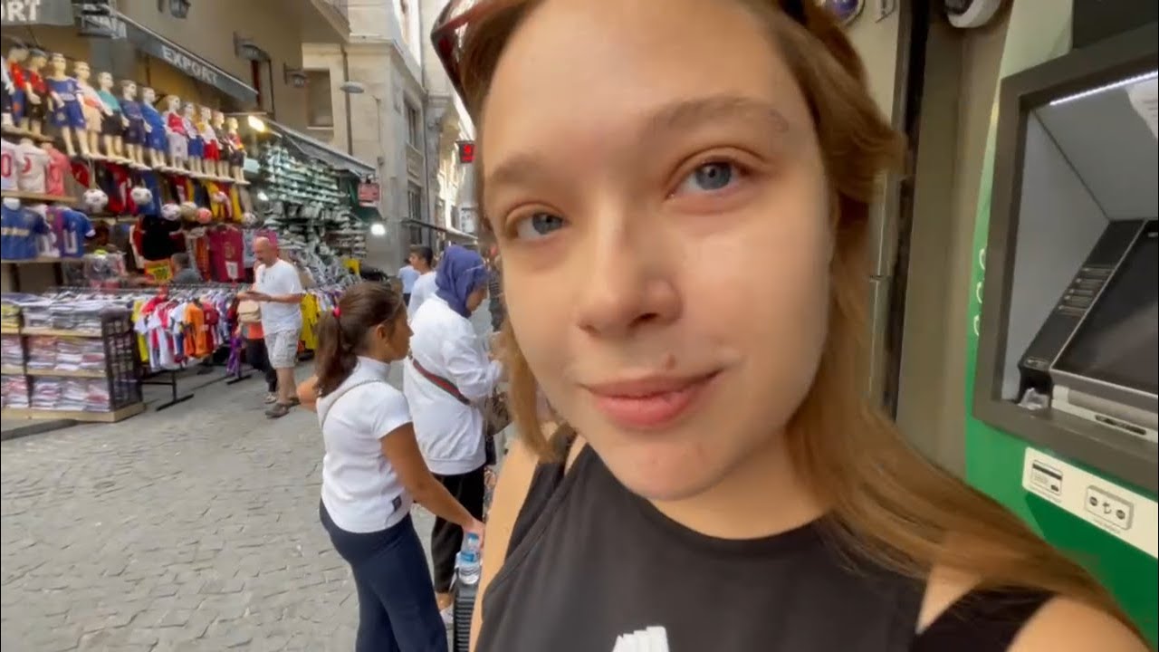 vlog: exploring Istanbul's Grand Bazaar and spice markets. Meeting people and trying exotic foods