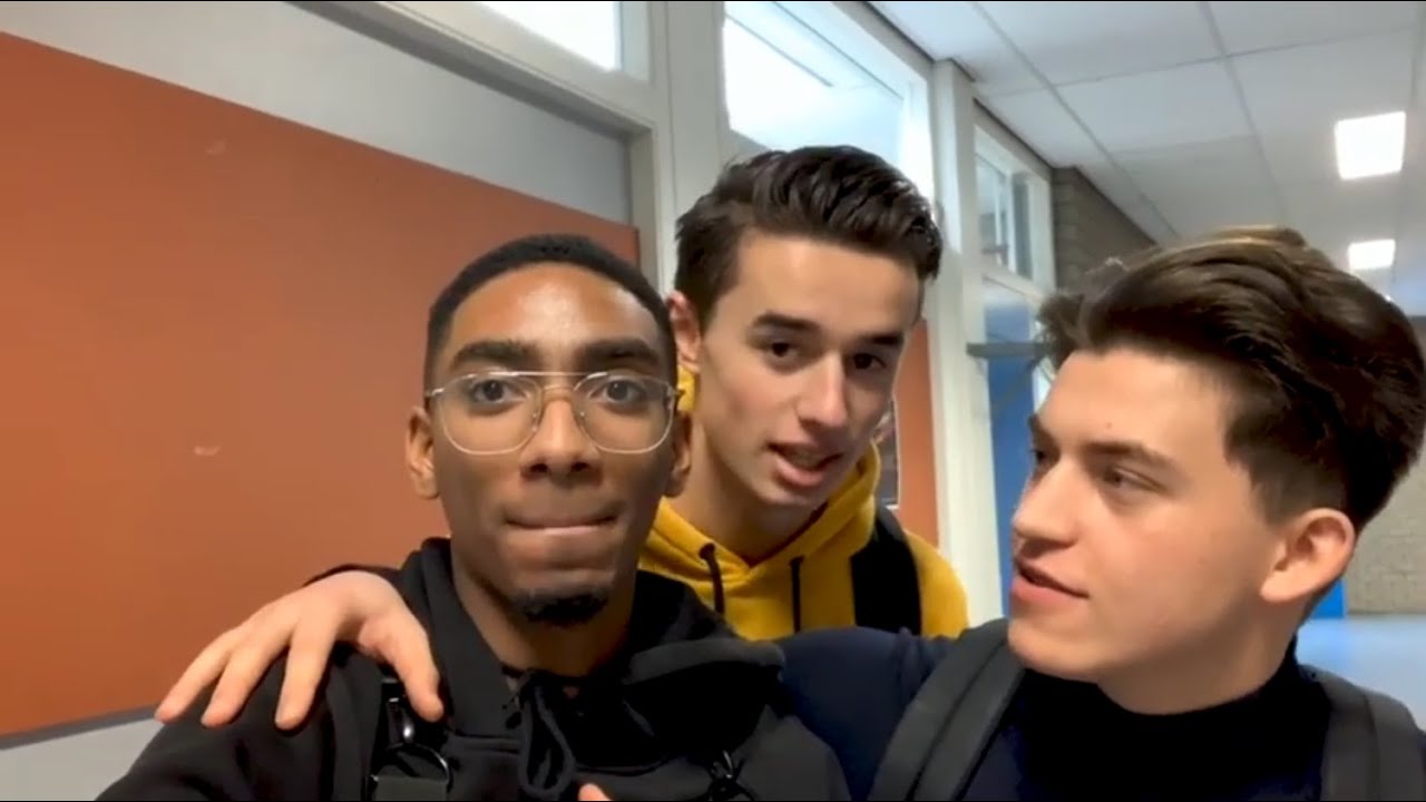 Vlogger Ponky voor even terug op zijn oude middelbare school