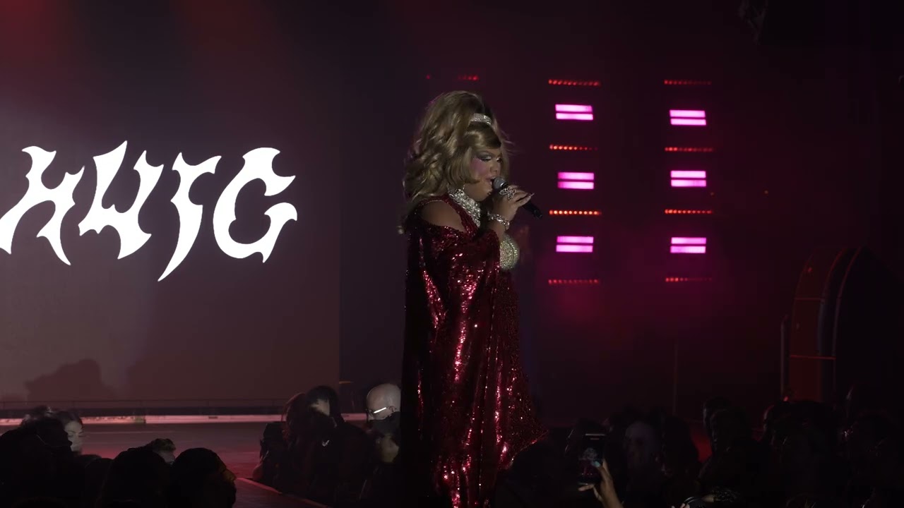 Lushious Massacr Reads the audience LIVE at BUSHWIG 2025