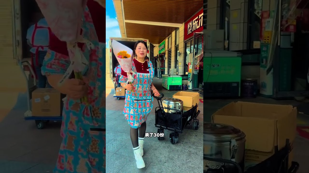 美女送的漂亮花非常感谢，今天粉丝家人们太给力了，非常感谢粉丝家人们的支持，最后剩下一点凉拌 自己吃，也很高兴 #感谢粉丝们 #感恩