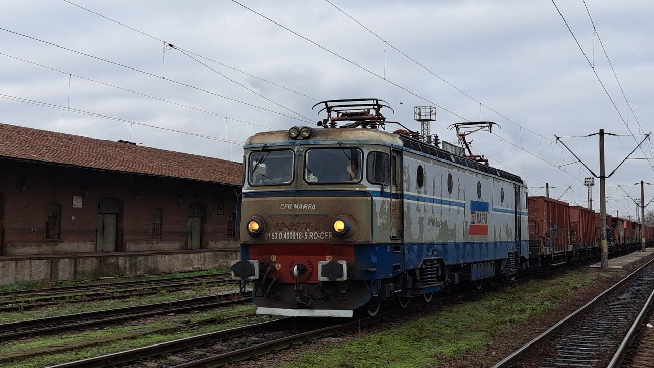 EA918 închiriată la CFR Infrastructura trecând fără oprire prin Gara Suceava 
