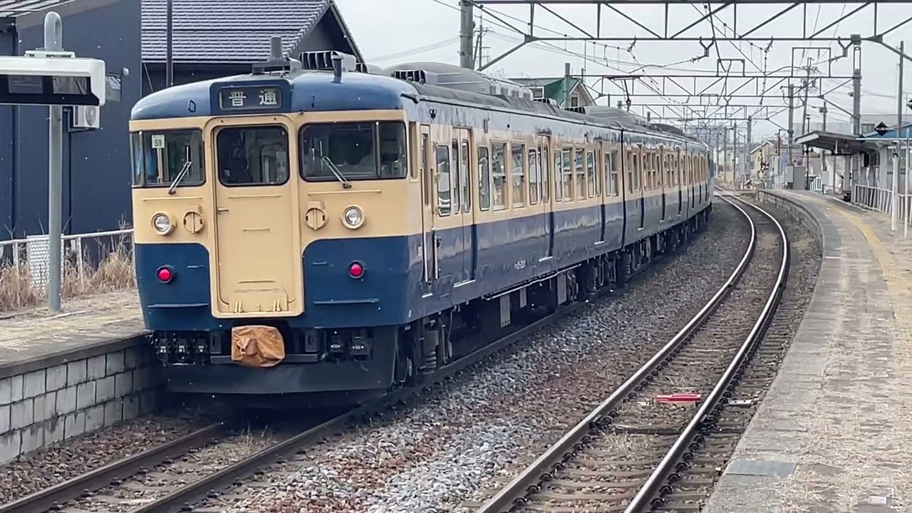 雪が舞う中 しなの鉄道115系 横須賀色 + 新長野色を 三才駅 → 豊野駅 → 三才駅でみる